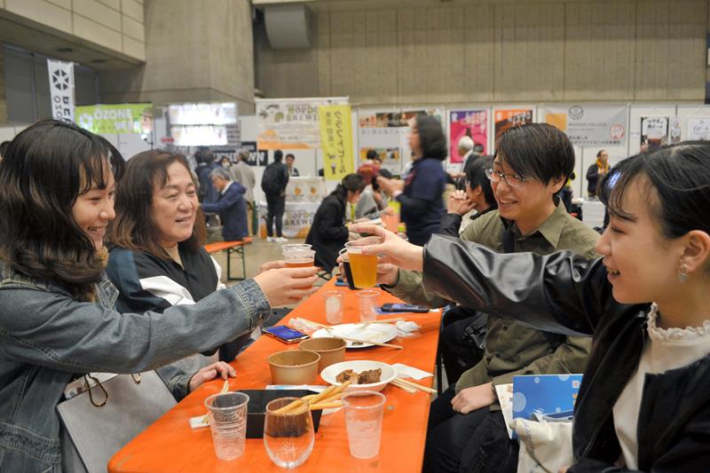 ビアEXPOで思い思いに試飲を楽しむ来場者=千葉市美浜区の幕張メッセ