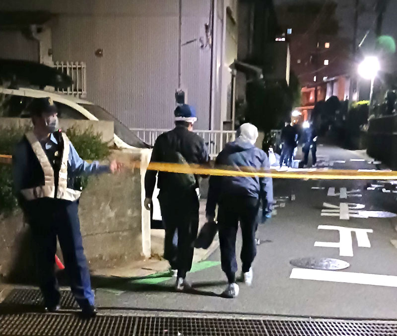 規制線が張られ、鑑識作業の捜査員が出入りする現場周辺＝１１日午後９時４０分ごろ、千葉市若葉区若松町