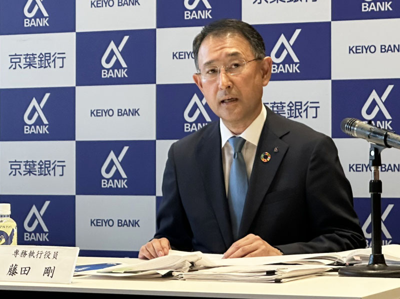 記者会見で抱負を述べる藤田氏=13日午後、千葉市中央区の京葉銀行ちばみなと本部