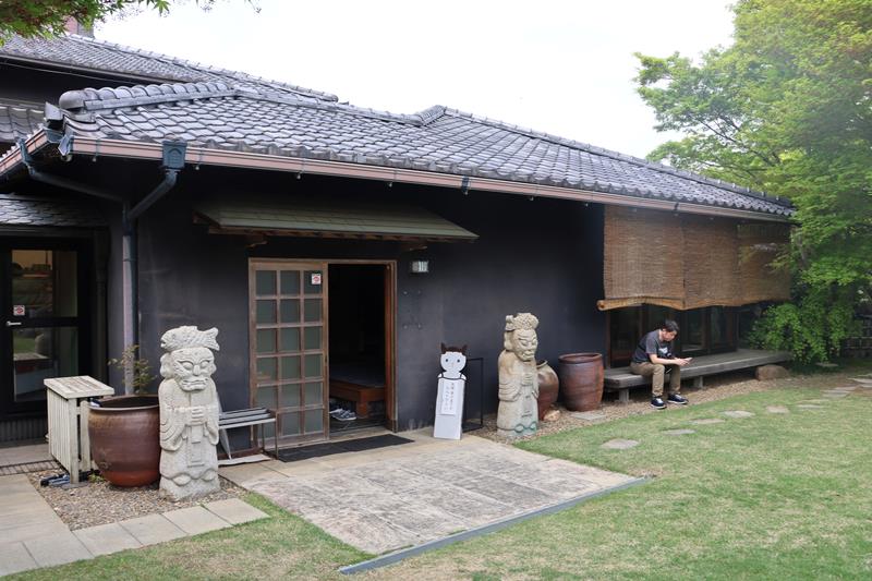 松山庭園美術館の本館。かつては住居の母屋として使われていた