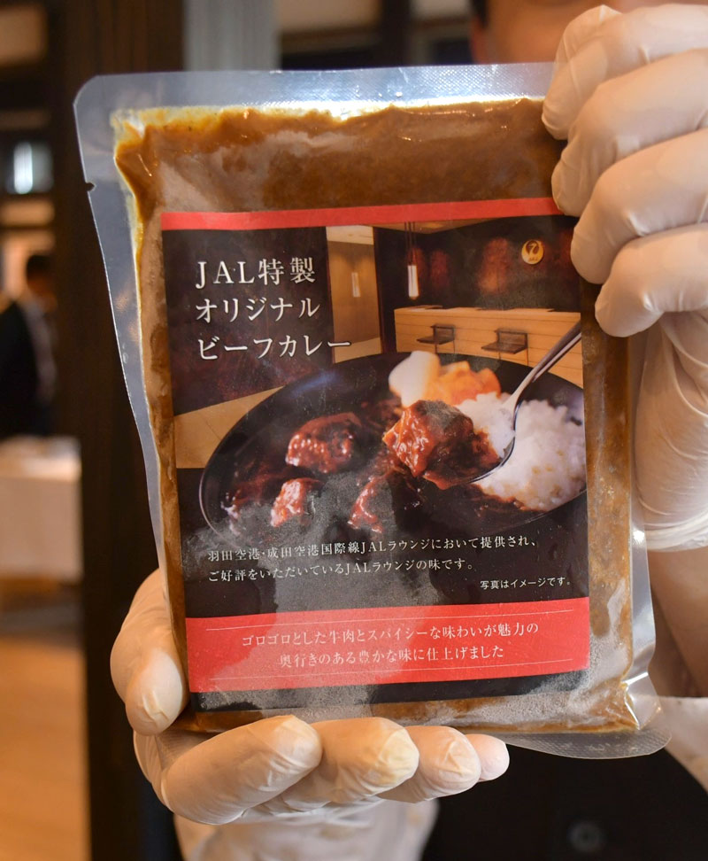 ダイニングポート御料鶴で購入できるJAL特製オリジナルビーフカレーの冷凍パック=成田市