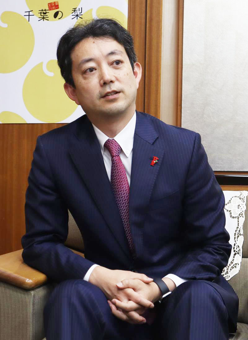 インタビューに応じる熊谷知事=千葉県庁