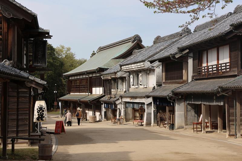 緩やかな坂に沿って連なる商家