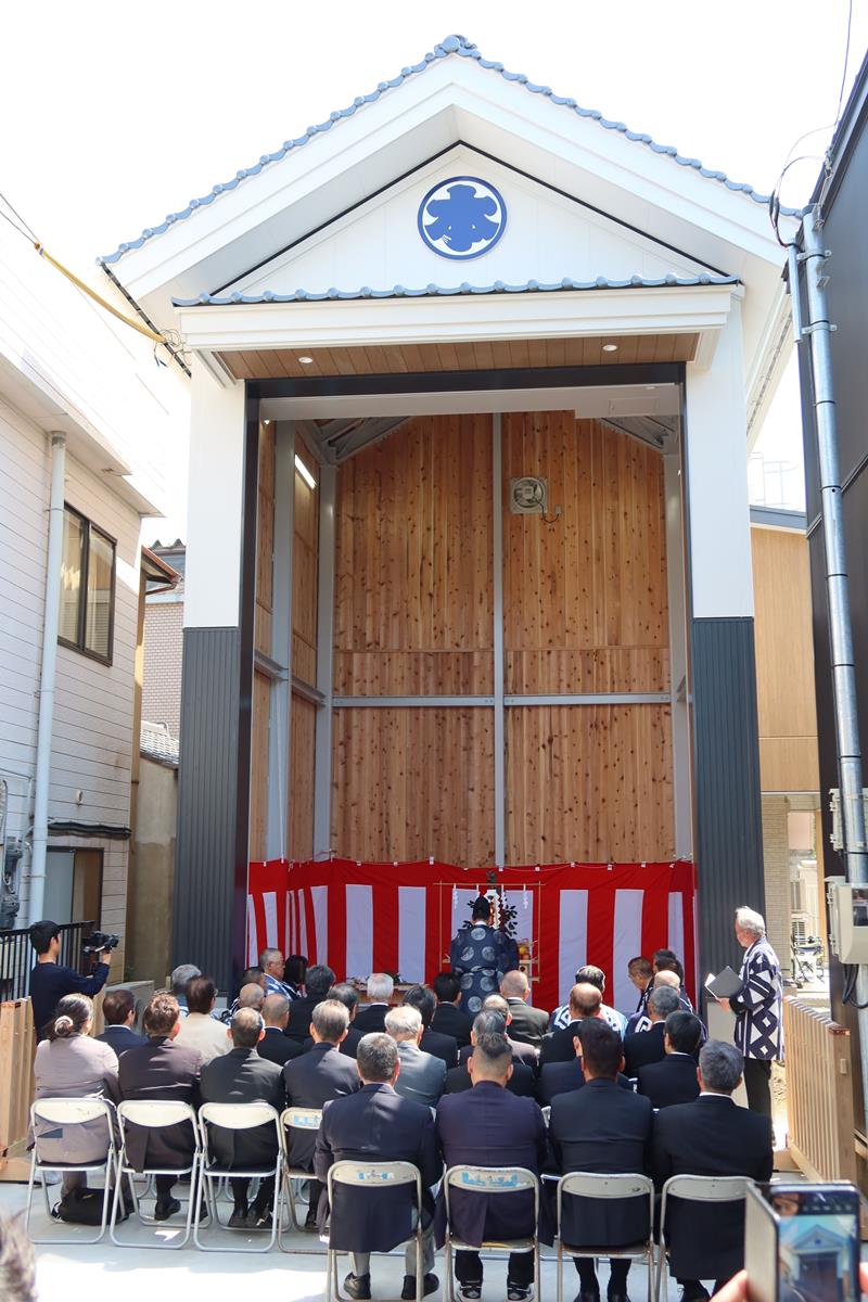 新しい山車蔵が完成し、執り行われた竣工式。住民や関係者らが出席し門出を祝った=香取市(下仲町区提供)