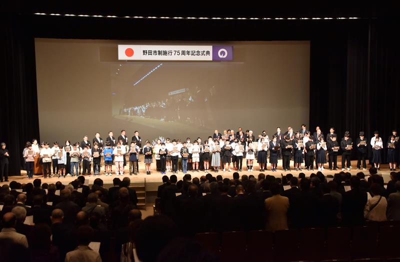 記念式典で市歌を斉唱する児童生徒ら＝３日、野田市