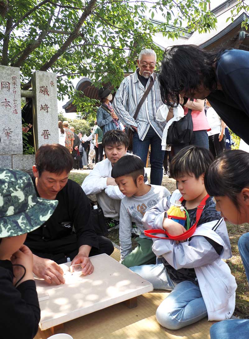 大人も子どもも一喜一憂した小さなクモの対戦=4日、富津市