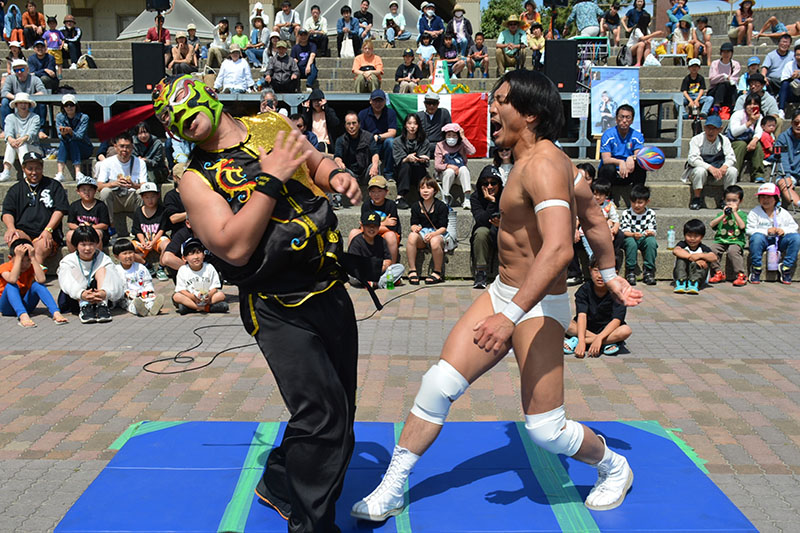 会場も大いに沸いたメキシコ流のプロレス=5日、御宿町