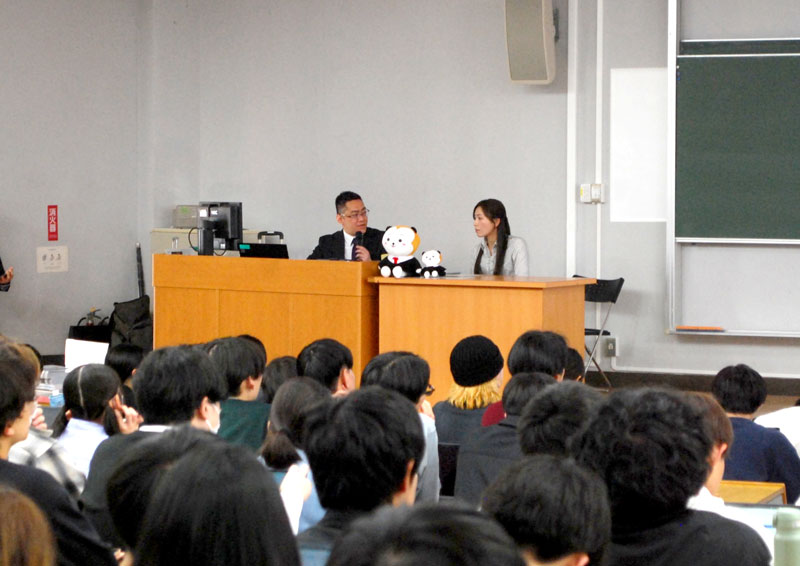 千葉大の学生に出前授業を行う多々良裁判官（左）と山口書記官＝７日、千葉市稲毛区の千葉大西千葉キャンパス