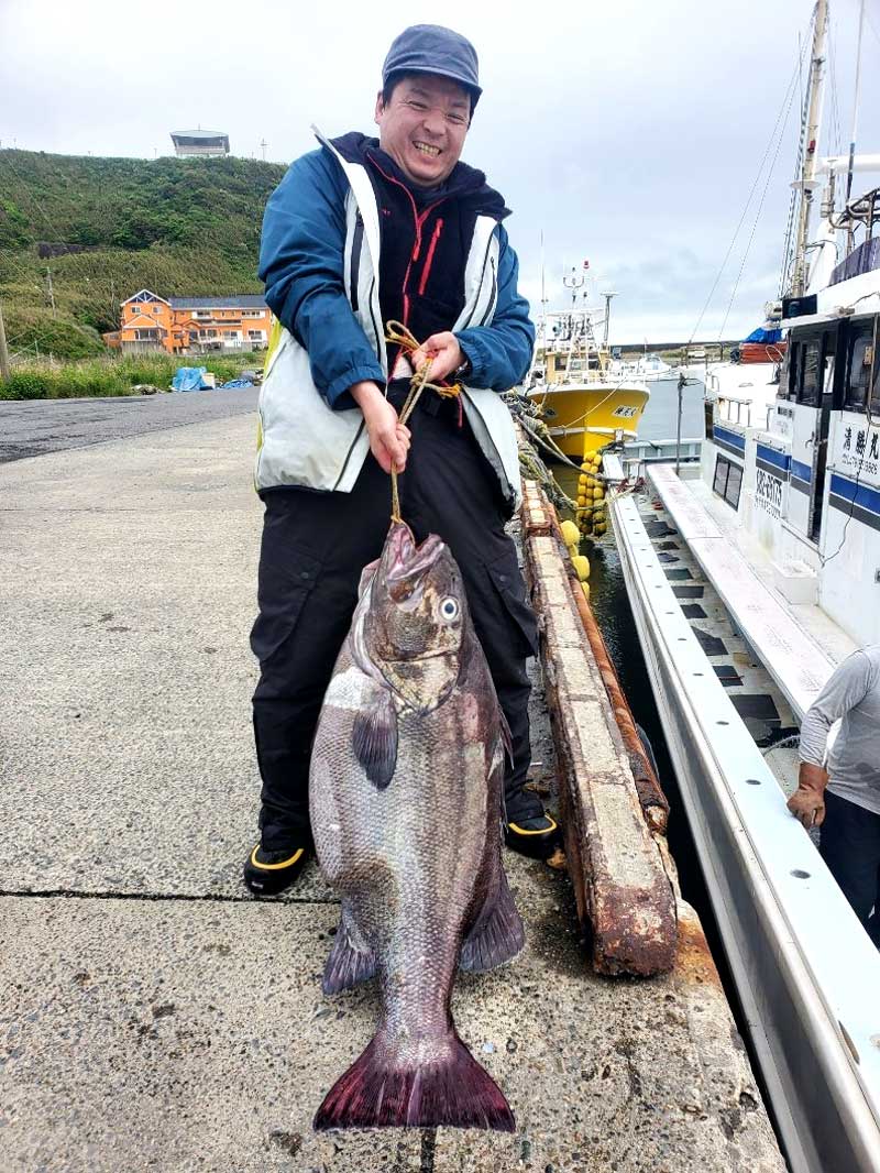 飯岡沖でゲットしたイシナギ（写真は「清勝丸」提供）