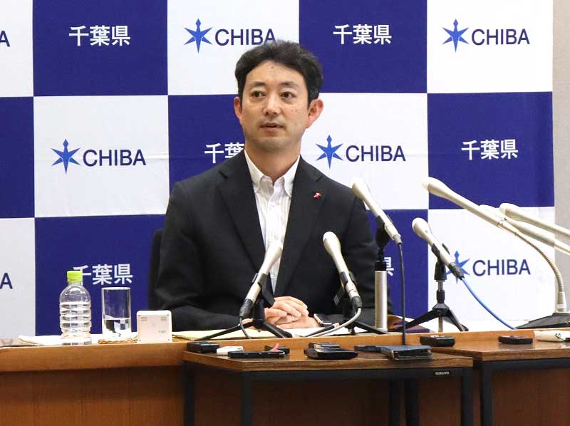 記者会見で補正予算案を説明する熊谷知事＝１４日、県庁