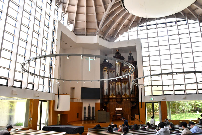 礼拝堂内。奥は講壇とパイプオルガン