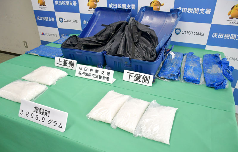 押収された覚醒剤と隠匿用の細工があったスーツケース＝１６日、成田市の成田空港