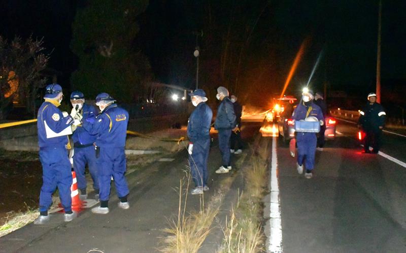 事件発生後、現場の住宅周辺には規制線が張られた=3月14日、成田市青山