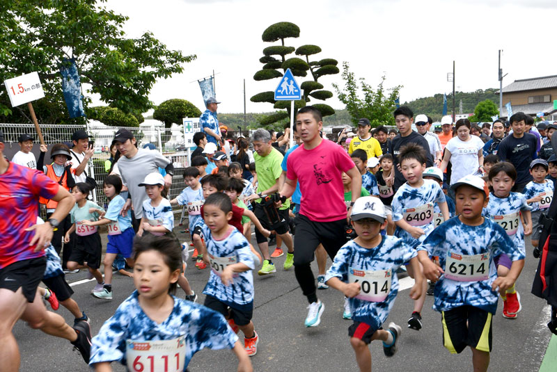 参加賞の藍染めTシャツを着て元気よく走る子どもたち=18日、神崎町