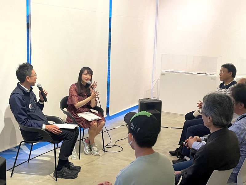 石川社長（左）と小湊鉄道の魅力や今後の展望について語り合う伊藤さん＝市原市の市原湖畔美術館