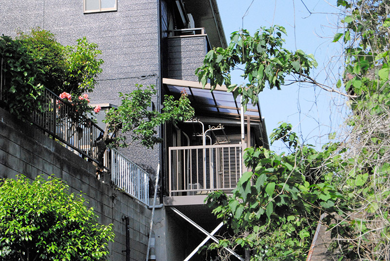 現場アパートの外観=20日午後4時ごろ、船橋市夏見台