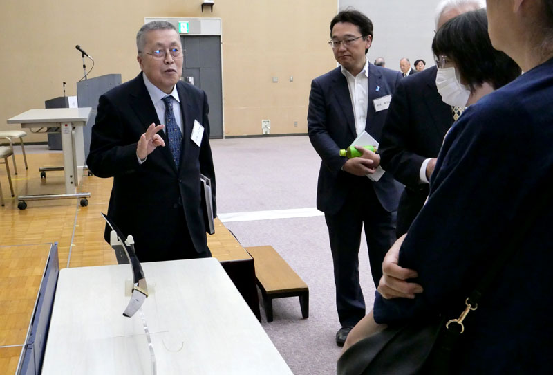 講演後に自身が鍛錬した刀を前に話しをする松田刀匠＝２４日、千葉市中央区