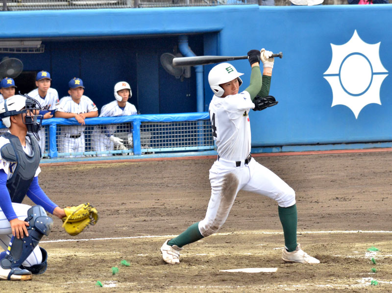 ８回表専大松戸１死一塁、高貝が右翼線に適時二塁打を放つ。捕手小堀