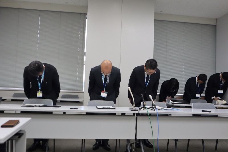 記者会見で謝罪する千葉県教委の細川義浩教育次長(中央)ら=26日、千葉県庁