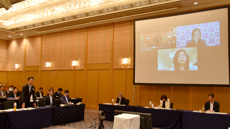 千葉県総合計画の策定懇談会であいさつする熊谷知事＝２６日、千葉市中央区