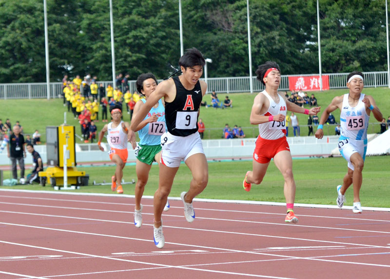 男子４００メートル　４７秒７８で優勝した姉崎の塚本漣（９）