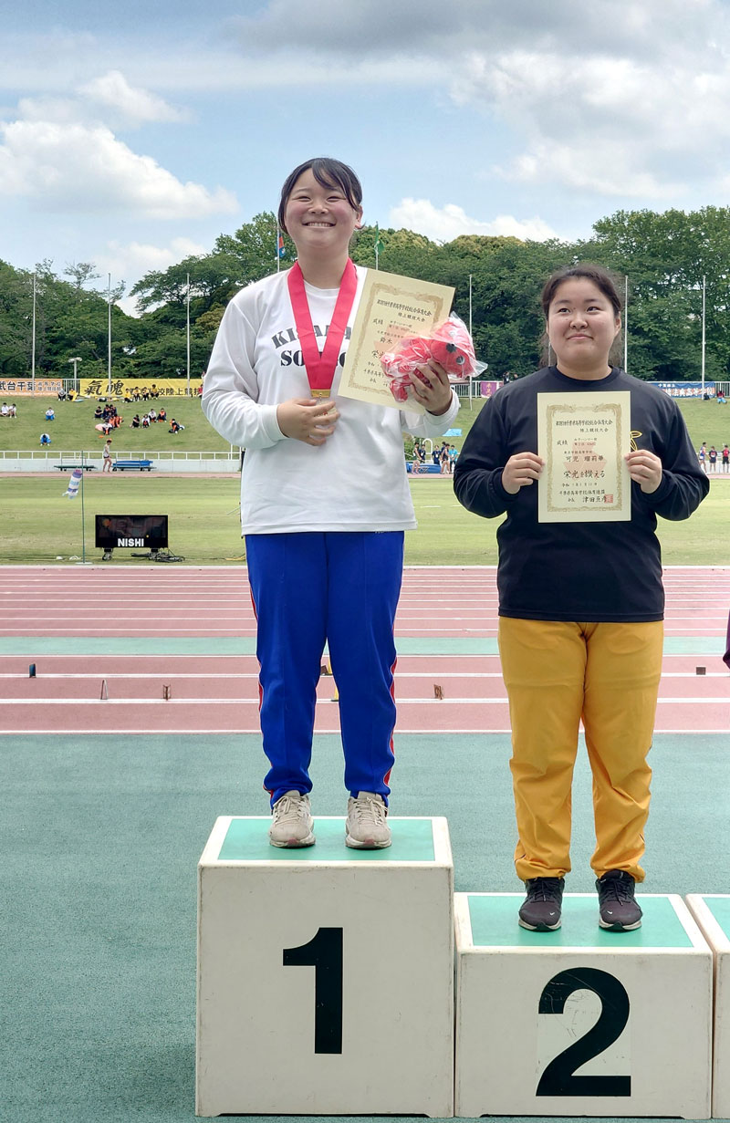 女子ハンマー投げ　大会新をマークして優勝し、表彰式で笑顔を見せる木更津総合の鈴木瑠華（左）＝県総合ＳＣ
