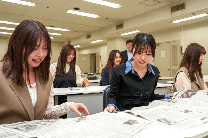 新聞のレイアウトについて講習を受ける参加者＝２９日、千葉市中央区