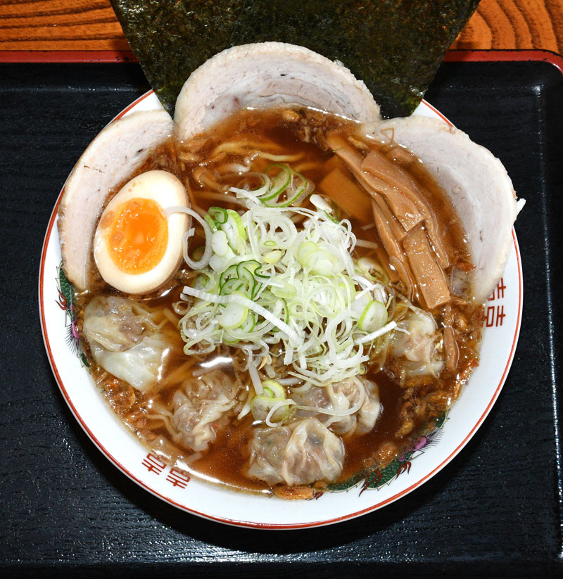 看板メニューの「ワンタンチャーシュー麺」