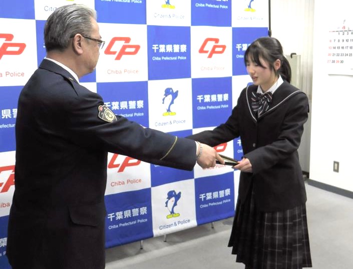 大丸署長から感謝状を受け取る佐藤紬音さん(右)=4月28日、千葉北署