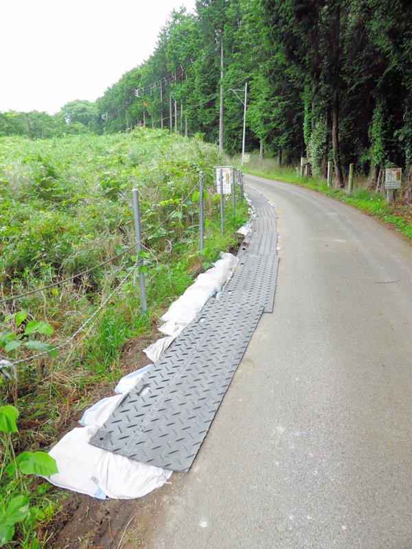 住民が再度の残土埋め立てを憂慮する現場への搬入路となる市道には業者側によるものとみられる補強が。市は無許可の道路占有に当たる可能性があるとみて指導した=23日、市原市海保