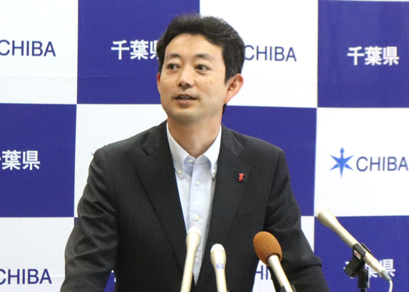 記者団の取材に応じる熊谷知事=28日、県庁