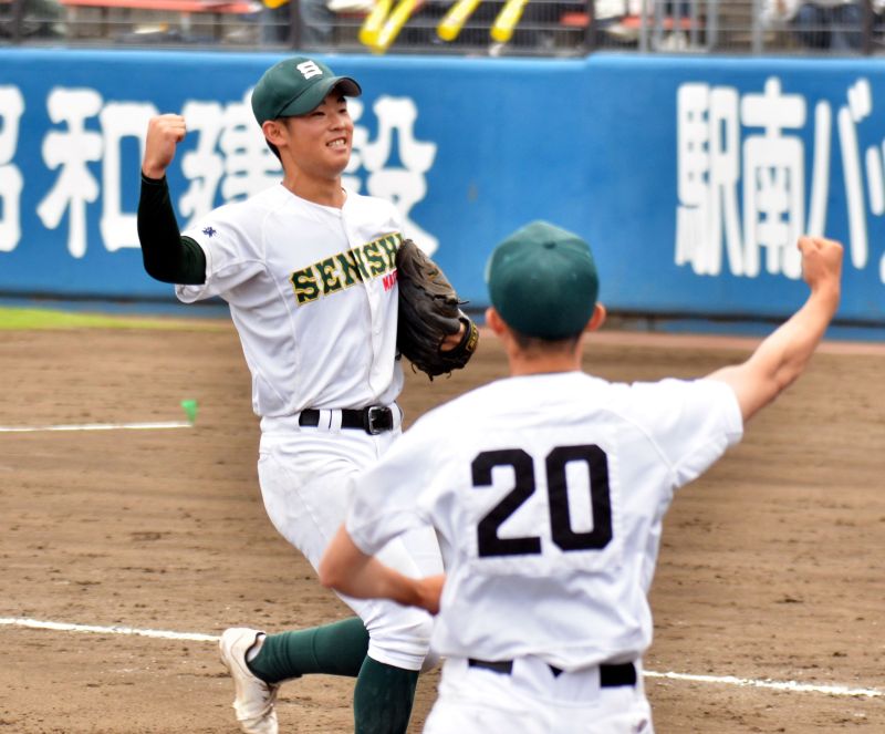 横浜に勝利しガッツポーズでベンチに戻る専大松戸・鬼頭