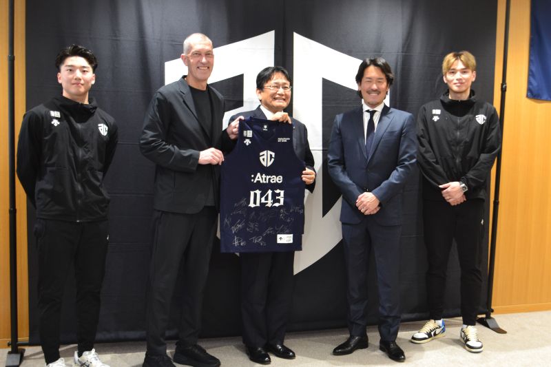 神谷俊一市長(中央)に初優勝と1部昇格を報告するアルティーリ千葉の大塚裕土主将(右)と黒川虎徹選手(左)ら=28日、千葉市役所