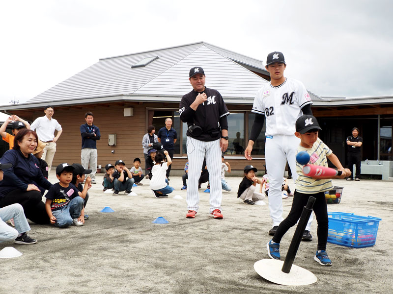 園児の歓声が響いたロッテ選手らによる野球体験会＝２日、君津市