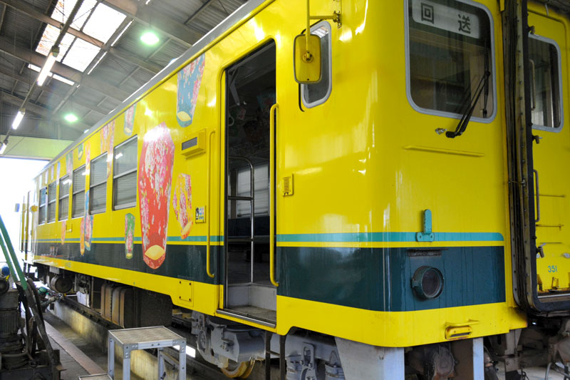 脱線事故現場から大多喜駅に移動した車両＝３日、大多喜町