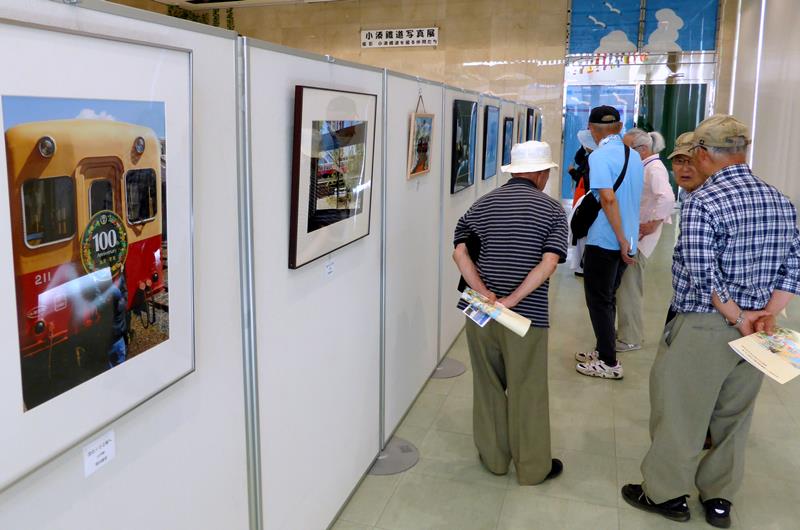 小湊鉄道の魅力をさまざまな角度からとらえた作品が集まった「小湊鐵道を撮る仲間たち」展=市原市更級の夢ホール
