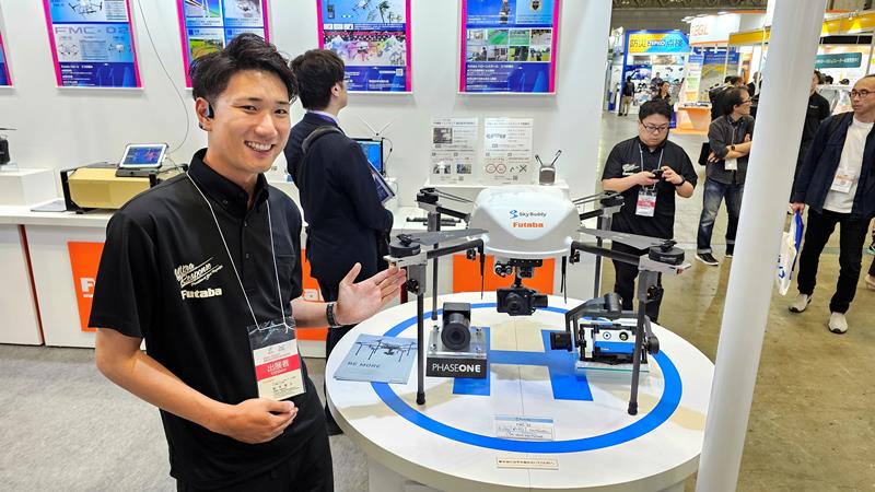 双葉電子のブースで披露されたドローン=4日午後、千葉市美浜区の幕張メッセ
