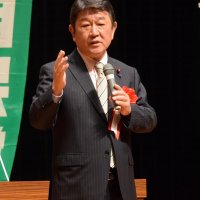 個人演説会に登壇した自民党の茂木幹事長＝４日、東金市
