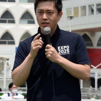 演説する日本維新の会の吉村副代表＝５日、ＪＲ柏駅前