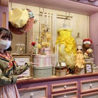 新エリア内のグッズ店は、感染症予防として入店の事前予約が必要。当面の間、グッズも展示のみ＝２５日、浦安市