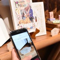 新エリア内のショップでは、公式アプリで商品バーコードを読み取り購入手続きを行う＝２５日、浦安市