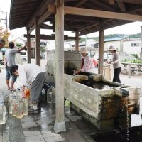 久留里観光交流センター前の「水汲み広場」。遠方からも訪ねてくる人が多い＝君津市久留里市場