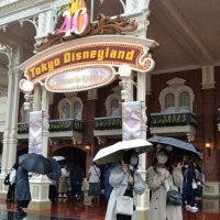 ワールドバザールの入口には４０周年のエンブレムが飾られた