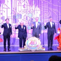 記念式典にはＯＬＣの加賀見俊夫会長（左から２人目）や吉田謙次社長（左端）らが出席して４０周年を祝った＝１５日、浦安市舞浜の東京ディズニーランド