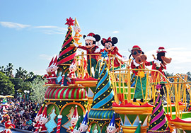 東京ディズニーランドのクリスマスパレード「ディズニー・サンタヴィレッジ・パレード」=7日午前